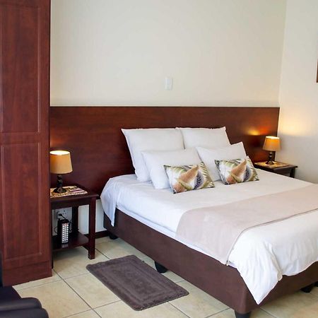 Amohela Guesthouse Midrand Habitación foto